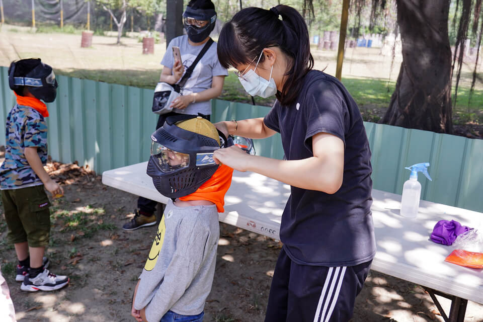 安全面罩配合魔術頭巾-幼童與親子最喜愛的水晶彈槍-熊麻吉親子水彈活動團隊