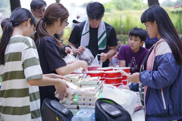 領取午餐-高雄最溫馨戶外活動團隊