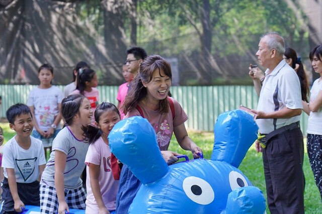 充氣式毛毛蟲趣味競賽-高雄專業親子戶外活動團隊