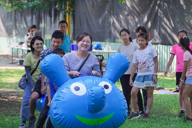 充氣式毛毛蟲趣味競賽-高雄專業親子戶外活動團隊