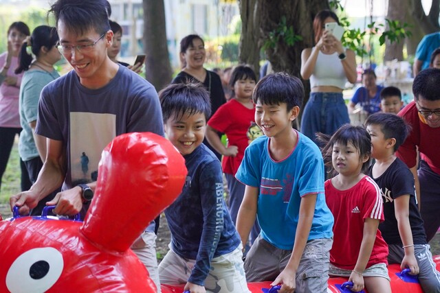 充氣式毛毛蟲趣味競賽-高雄專業親子戶外活動團隊