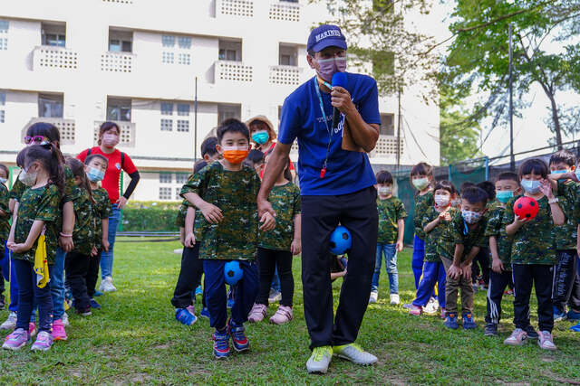 兩人足球團康活動-（熊麻吉活動團隊）台南傑尼爾富農幼兒園水彈戶外教學成長營：全台唯一水彈冬令營夏令營免費團康活動及趣味競賽