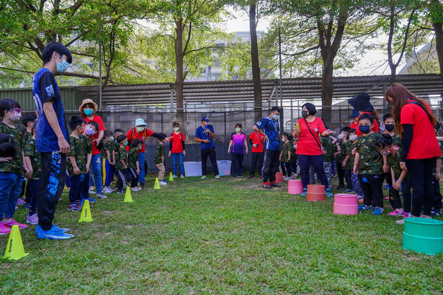 兩人足球團康活動-（熊麻吉活動團隊）台南傑尼爾富農幼兒園水彈戶外教學成長營：全台唯一水彈冬令營夏令營免費團康活動及趣味競賽