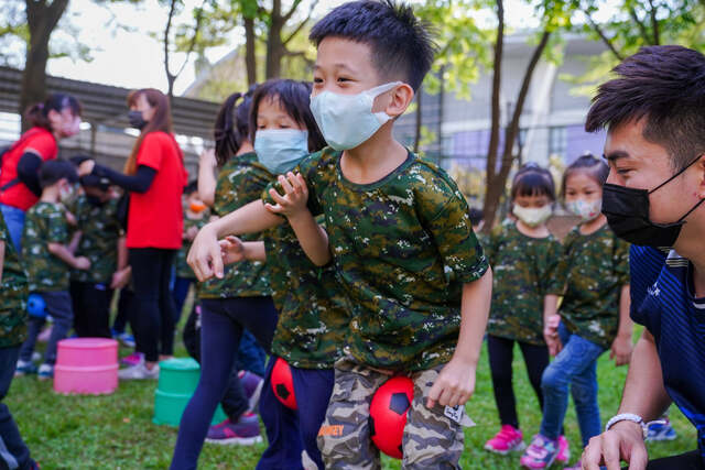 兩人足球團康活動-（熊麻吉活動團隊）台南傑尼爾富農幼兒園水彈戶外教學成長營：全台唯一水彈冬令營夏令營免費團康活動及趣味競賽