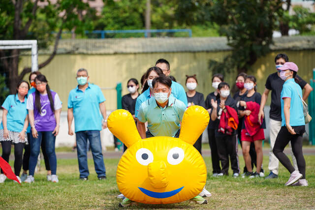 最專業與氣勢的陣容～高雄民族國中校慶毛毛蟲同舟共濟趣味競賽：高雄台南充氣毛毛蟲租用租借專業商家