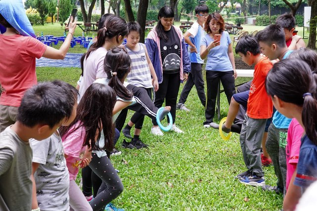 金雞獨立團康遊戲（安親班戶外教學）：適合親子、家庭日、公司、學校舉辦各項比賽（競賽），建立團隊合作凝聚力與親子互動，熊麻吉活動團隊專業帶領團康活動、團康遊戲、趣味競賽等主持、規劃、設計、道具設備租用（租借）商家（廠商）推薦