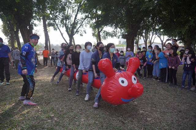 趣味競賽（充氣式毛毛蟲）-最頂級與溫馨水彈冬令營活動-長頸鹿美語水彈冬令營-全台最優質高雄水彈團隊（水彈槍 水晶彈 水彈對戰 戶外教學 安親班 補習班 戶外活動）