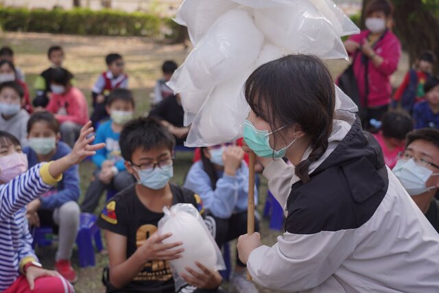 棉花糖贈送-最頂級與溫馨水彈冬令營活動-長頸鹿美語水彈冬令營-全台最優質高雄水彈團隊（水彈槍 水晶彈 水彈對戰 戶外教學 安親班 補習班 戶外活動）