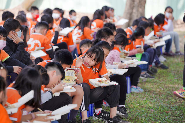 高雄最寬敞的漆彈場享受歡樂午餐-長頸鹿美語水彈冬令營-全台最優質高雄水彈團隊（水彈槍 定靶 水晶彈 水彈對戰 戶外教學 安親班 補習班 戶外活動）