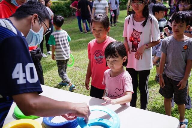 提供五種顏色飛盤孩子自行挑選喜愛顏色-熊麻吉水彈槍親子活動團隊（水彈 水槍 水晶彈 水彈槍 親子活動）