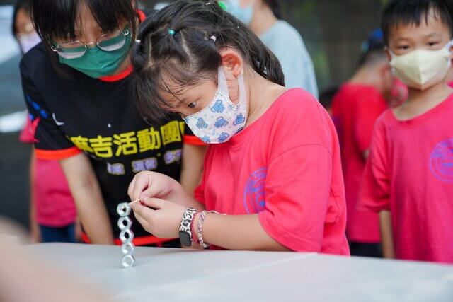 每組都有一名工作人員陪同與協助：台南承豐教育學苑（安親班）歡樂水彈戶外夏令營～高雄台南補習班戶外教學（冬令營）全台唯一提供免費與多元課程水彈活動