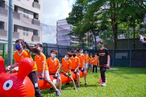 毛毛蟲趣味競賽（熊麻吉活動團隊：台南應用科技大學漆彈場）：長頸鹿美語南門分校水彈戶外教學成長營，高雄台南地區唯一提供免費團康活動及趣味競賽