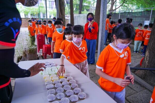 伴手禮果凍（高雄台南最安全專業多元溫馨歡樂水彈）提供補習班幼兒園夏令營冬令營多元水彈夏令營活動：長頸鹿美語南門分校（安親班、補習班）優質推薦