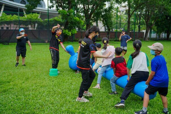 每組至少二名教練協助與安全維護：安親班最熱門最夯夏令營活動～水彈-長頸鹿美語麻豆分校樂群課輔水彈戶外教學成長營：高雄台南最安全專業多元溫馨歡樂水彈團隊推薦～熊麻吉活動團隊，安親班、補習班夏令營冬令營高cp值