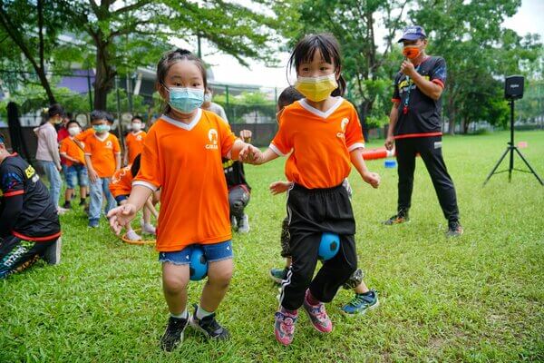 從幼兒園至國小都適合（雙人足球接力趣味競賽）