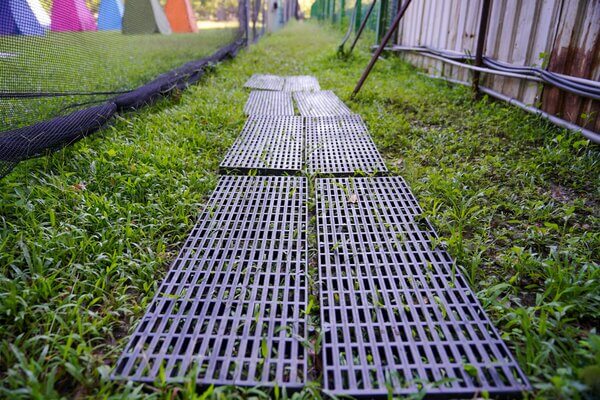 雨天防滑地墊（台南應用科技大學漆彈場）：欣之堤補習班水彈戶外教學成長營，高雄台南地區唯一提供免費團康活動及趣味競賽