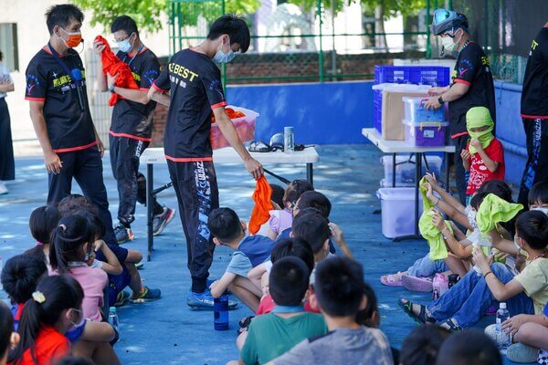 教練主動發給孩童飛虎帽：全台最頂尖水彈為熊麻吉活動團隊與陣容：擁有完善裝備、充足專業人力、多元活動課程、超值合理收費價格、安全寬敞草地空間、專業操作流程