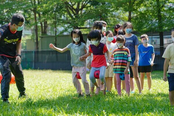 兩人足球接力趣味競賽：台南應用科技大學漆彈場：高雄台南最安全及專業水彈活動場地-（熊麻吉活動團隊安親班補習班冬令營夏令營最信賴選擇）欣之堤補習班水彈戶外教學成長營