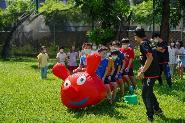 充氣毛毛蟲趣味競賽：台南應用科技大學漆彈場：高雄台南最安全及專業水彈活動場地-（熊麻吉活動團隊安親班補習班冬令營夏令營最信賴選擇）欣之堤補習班水彈戶外教學成長營