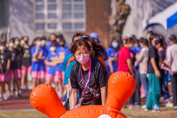 校慶活動毛毛蟲趣味競賽：熊麻吉活動團隊提供國小、國中、高中、大學運動會、公司團體、外場活動、公司聯誼家庭日活動帶領