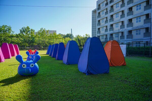 平坦草地+安全沐浴帳：台南應用科技大學漆彈場（高雄台南最安全專業多元溫馨歡樂水彈場地）：芝麻街美語安親班（幼兒園、補習班）多元水彈冬令營夏令營活動