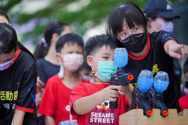 全體多組同時進行水彈定靶：安全安心溫馨水彈活動（高雄台南最安全專業多元溫馨歡樂水彈）提供夏令營冬令營多元水彈夏令營活動：芝麻街美語安親班（幼兒園、補習班）優質推薦