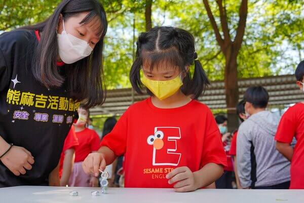 巴黎鐵塔團康活動：熊麻吉活動團隊水彈最專業多元團隊：芝麻街美語安親班水彈戶外教學成長營，不僅是高雄台南更是全台唯一提供免費團康活動及趣味競賽