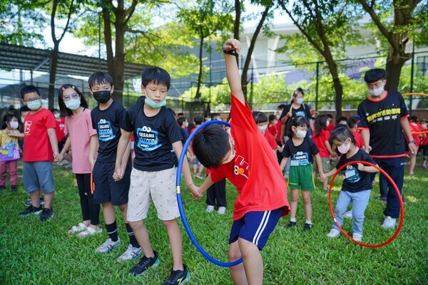 八組同時進行團康活動：熊麻吉活動團隊水彈最專業多元團隊：芝麻街美語安親班水彈戶外教學成長營，不僅是高雄台南更是全台唯一提供免費團康活動及趣味競賽