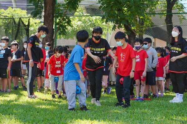 全省唯一免費趣味競賽項目（足球接力賽）：芝麻街美語安親班（幼兒園、補習班）多元水彈夏令營活動-台南應用科技大學漆彈場（高雄台南最安全專業多元溫馨歡樂水彈場）