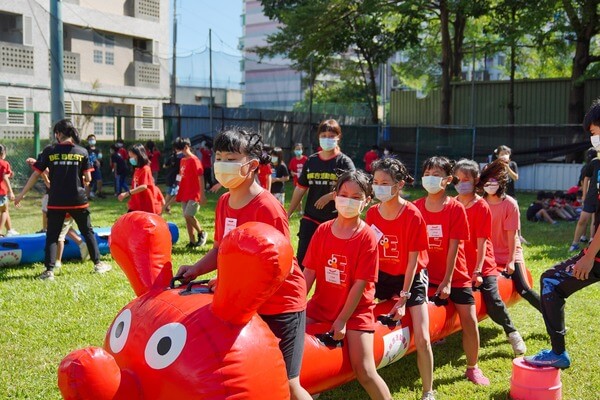 充氣毛毛蟲趣味競賽：台南應用科技大學漆彈場：高雄台南最安全及專業水彈活動場地-（熊麻吉活動團隊安親班補習班冬令營夏令營最信賴選擇）芝麻街美語安親班水彈戶外教學成長營