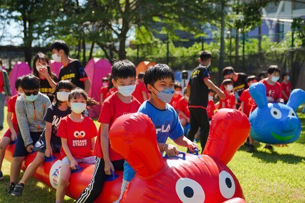 充氣毛毛蟲趣味競賽：台南應用科技大學漆彈場：高雄台南最安全及專業水彈活動場地-（熊麻吉活動團隊安親班補習班冬令營夏令營最信賴選擇）芝麻街美語安親班水彈戶外教學成長營