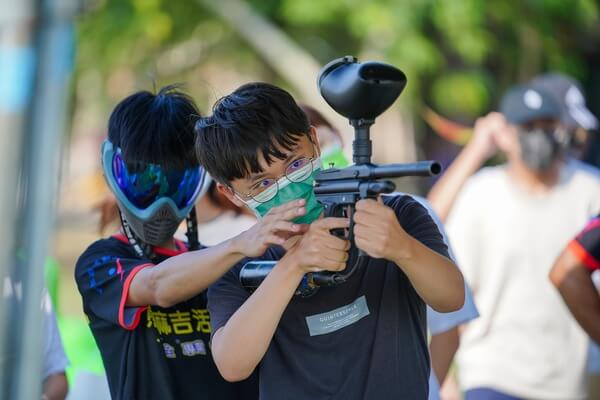 漆彈固定靶射擊競賽：國立高雄大學學生議會（高大議會）由熊麻吉活動團隊承辦，每一位射擊者均有漆彈選手教練指導