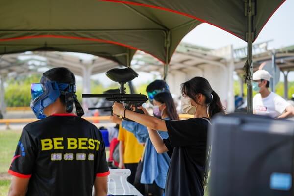 漆彈固定靶射擊競賽可同時二人射擊：國立高雄大學學生議會（高大議會）由熊麻吉活動團隊承辦