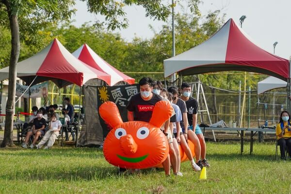 毛毛蟲趣味競賽：國立高雄大學學生議會（高大議會）由熊麻吉活動團隊承辦，此毛毛蟲租用設備，南區漆彈場中唯獨熊教練所有