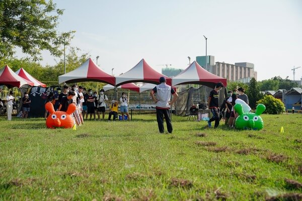 毛毛蟲趣味競賽：國立高雄大學學生議會（高大議會）由熊麻吉活動團隊承辦，此毛毛蟲租用設備，南區漆彈場中唯獨熊教練所有