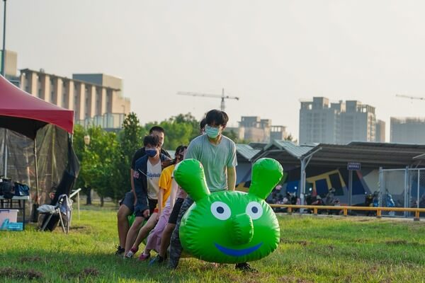 毛毛蟲趣味競賽：國立高雄大學學生議會（高大議會）由熊麻吉活動團隊承辦，此毛毛蟲租用設備，南區漆彈場中唯獨熊教練所有