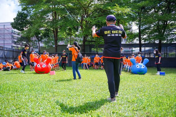 戶外教學活動中孩童最喜愛之充氣毛毛蟲競賽