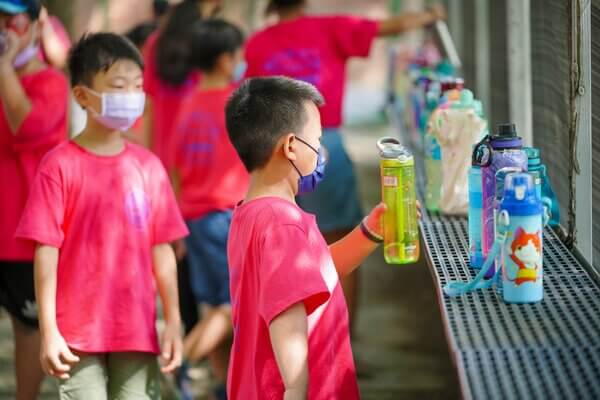 場外觀戰區可放置水壺或面罩（台南應用科技大學漆彈場）