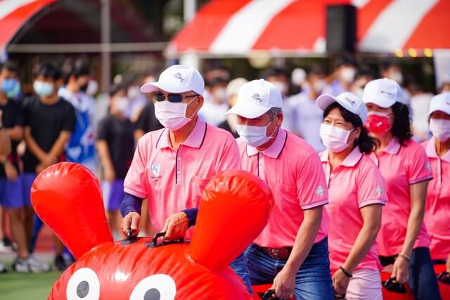 家長會與志工也同時歡樂體驗陸上龍舟趣味競賽：台中沙鹿國中