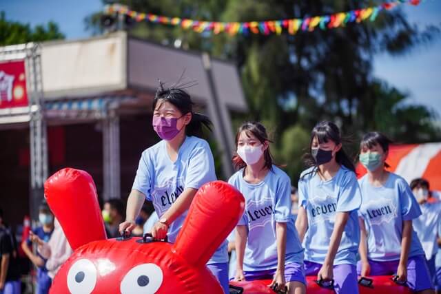 六人制充氣毛毛蟲即使每組四人也能競賽喔