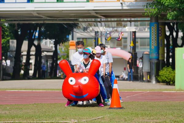 高雄新光國小張校長於校慶運動會活動親自帶領老師群友誼賽：全台最專業充氣毛毛蟲（陸上龍舟、陸上行舟）設備租用（租借）廠商