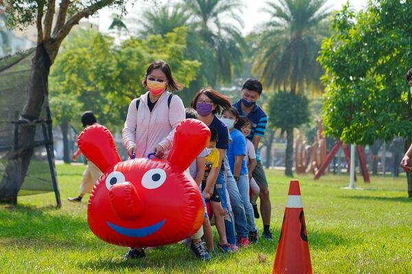 親子毛毛蟲趣味競賽：屏東財稅局主辦熊麻吉活動團隊承辦