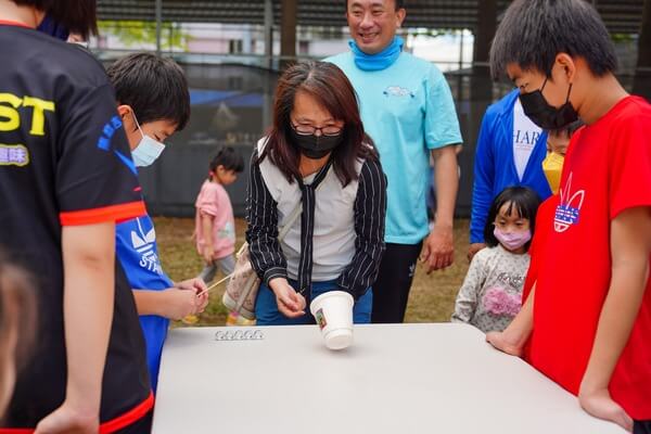 翻跟斗翻轉未來：適合親子、家庭日、公司、學校舉辦各項比賽（競賽），建立團隊合作凝聚力與親子互動，熊麻吉活動團隊專業帶領團康活動、團康遊戲、趣味競賽等主持、規劃、設計、道具設備租用（租借）商家（廠商）推薦