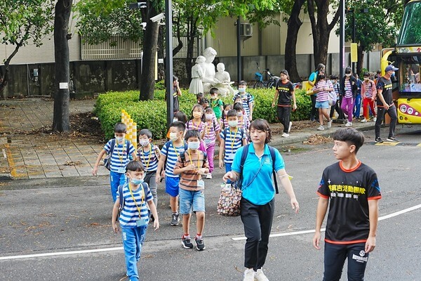 專人親自迎接師生與導引：熊麻吉活動團隊高雄台南最專業優質戶外水彈商家