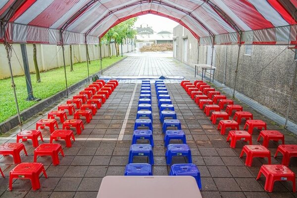帳棚下提供整齊座椅（依照分組）：熊麻吉活動團隊高雄台南最專業優質戶外水彈商家
