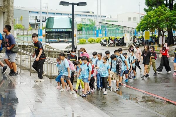 專人引導師生到達活動場地就坐：熊麻吉活動團隊全台最專業、多元、溫馨戶外水彈場地