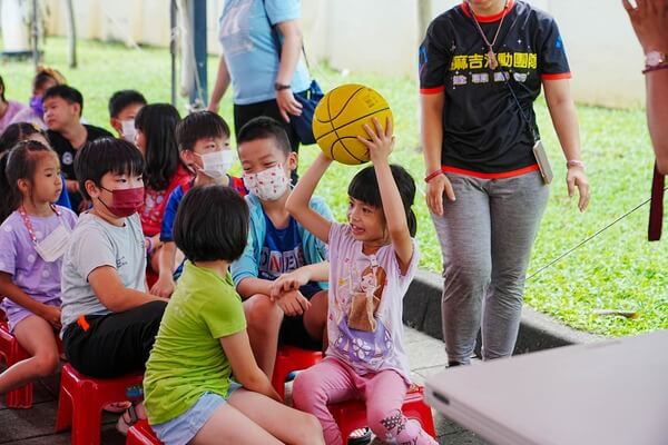 空中傳球團康競賽：台南高名補習班（海佃、復興分校）多元水彈戶外教學活動（孩童水彈、親子水彈最專業水彈商家）