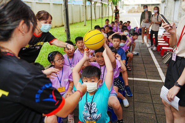 空中傳球接力趣味競賽：台南放學趣教育中心（永康、復興分校）2023多元水彈戶外教學活動