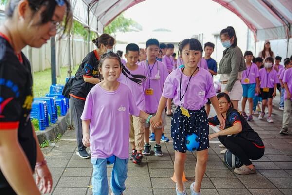 雙人足球接力趣味競賽：熊麻吉活動團隊高雄台南最專業優質戶外水彈商家
