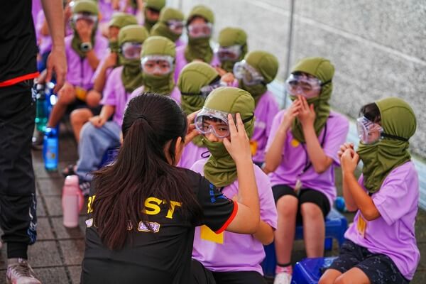 協助幼小孩童配戴護目鏡：我們是以家人般的對待，台南放學趣教育中心（永康、復興分校）多元水彈戶外教學活動（孩童水彈、親子水彈最專業水彈商家